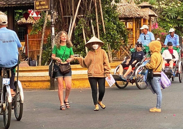 Cò mồi lộng hành ở bãi biển, du khách mất tiền oan. Ảnh Công Huy cheo-keo-khach.jpg