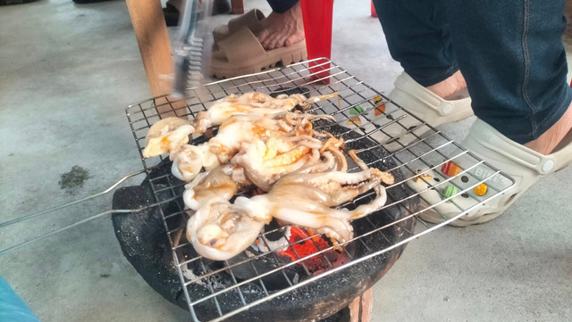 Thưởng thức hải sản tươi ngon tại làng chài. Ảnh dulich hai-san.jpg