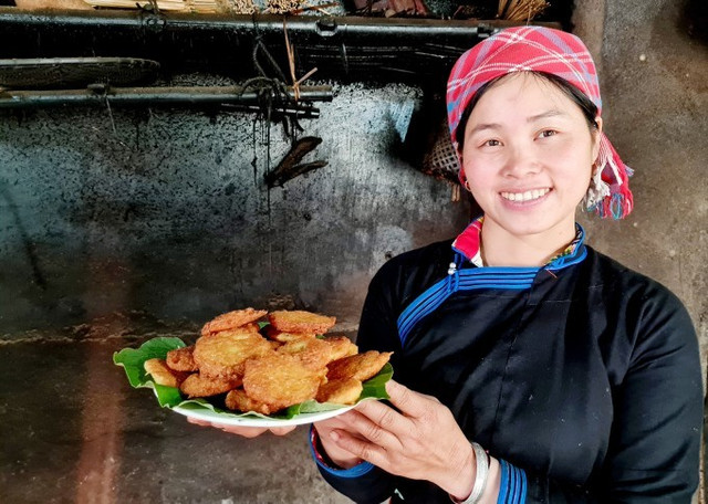 Chả sắn Bản Liền món ăn dân dã thành đặc sản hút khách mùa du lịch. Ảnh doingoailaocai cha-san.jpg