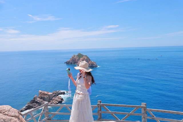 Biển xanh, cát trắng, nắng vàng – khung cảnh khiến du khách chẳng muốn rời xa Nha Trang. Ảnh Thu Trang nha-trang-3.jpg