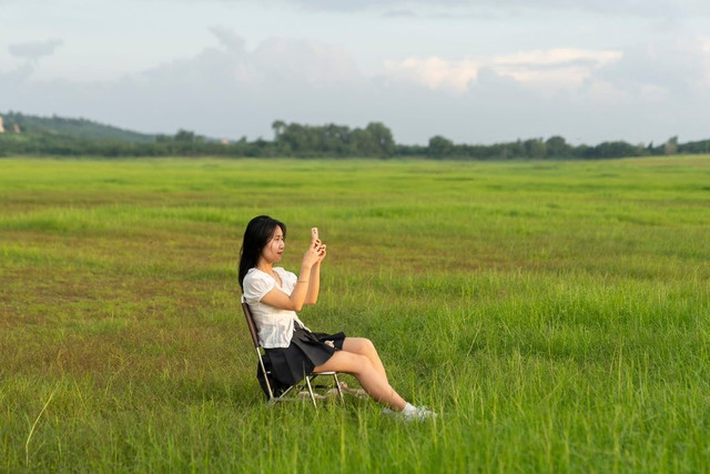 Nếu chỉ có một ngày để khám phá “thảo nguyên” Trị An, du khách có thể xuất phát từ TP.HCM lúc 6 giờ sáng, di chuyển theo hướng quốc lộ 1 – quốc lộ 20 đến La Ngà (Định Quán, Đồng Nai), mất khoảng 2,5 - 3 giờ. Sau khi gửi xe tại nhà dân gần bìa rừng, có thể đi bộ hoặc thuê xe máy cày để vào sâu lòng hồ. Buổi sáng là thời điểm lý tưởng để dạo chơi trên thảm cỏ xanh mướt, thả diều, chụp ảnh, ngắm các con suối cạn uốn lượn giữa đồng cỏ tạo nên những hình thù kỳ ảo khi nhìn từ trên cao. Khoảng giữa trưa, nên nghỉ ngơi và ăn nhẹ với đồ ăn mang theo hoặc đặt cơm tại nhà dân. Ảnh Huynh Nguyen Hoang Linh ho-tri-an7.jpg