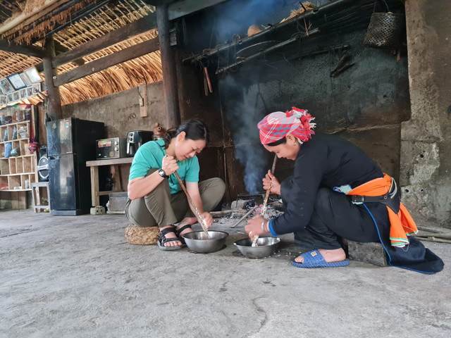 Chị Rio Tsukuda, du khách đến từ Nhật Bản tham gia trải nghiệm làm món bánh sắn. Ảnh doingoailaocai banh-san.jpg