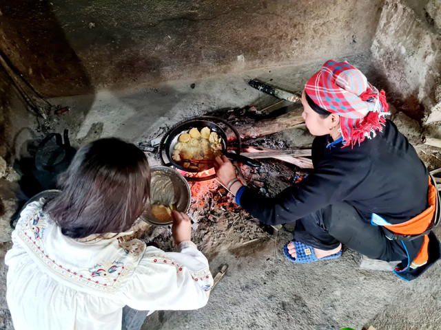 Du khách trải nghiệm làm món bánh sắn theo chỉ dẫn của chủ homestay. Ảnh doingoailaocai banh-san2.jpg