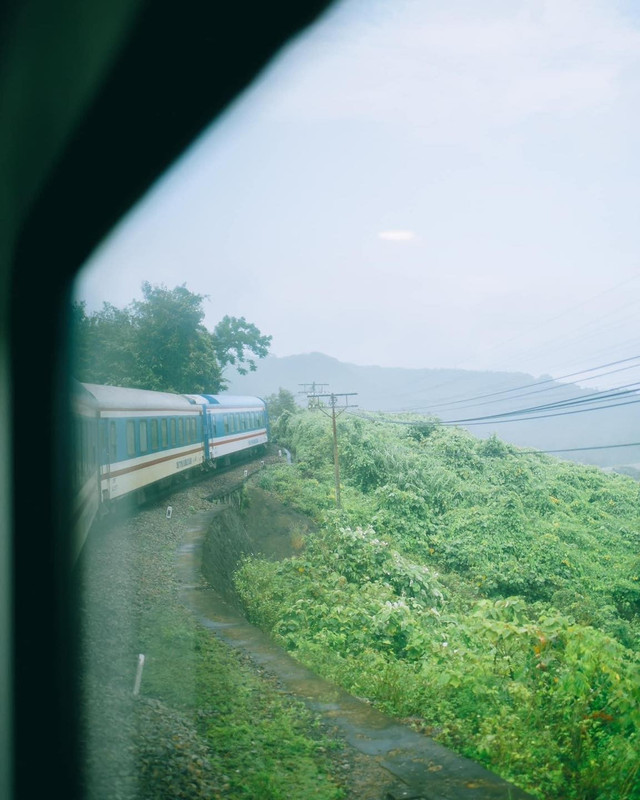 Một thoáng Việt Nam nhìn từ tàu hỏa – nơi cánh đồng, núi đồi và nhịp sống lặng lẽ hòa vào nhau. Ảnh Thùy Trang di-tau2.jpg