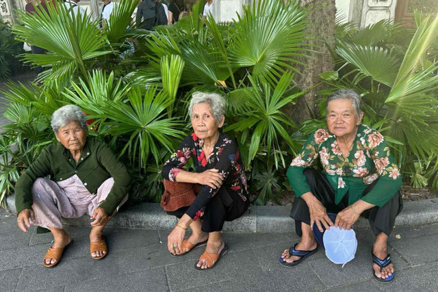 Hình ảnh mộc mạc, đời thường của ba cụ bà trong chuyến du lịch xuyên Việt nhanh chóng chiếm được cảm tình cộng đồng mạng. Ảnh Vietnamnet u801.jpg