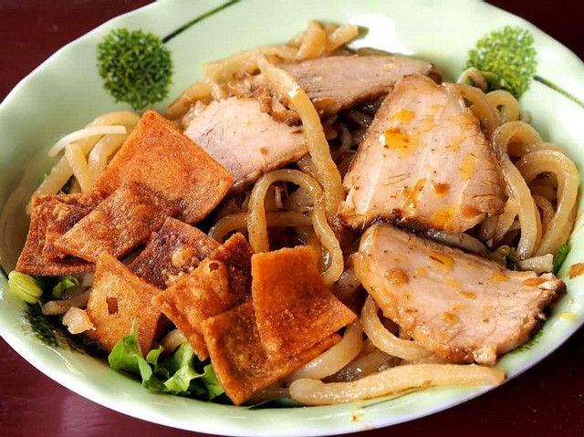 Thưởng thức Cao Lầu. Ảnh VinWonders cao-lau.jpg