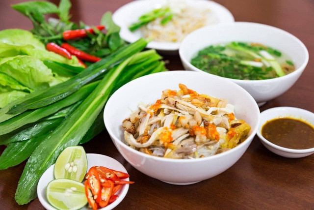 Món ăn khiến du khách trong nước và quốc tế gật gù khen ngợi. Ảnh Phở Hồng pho-hai-to.jpg