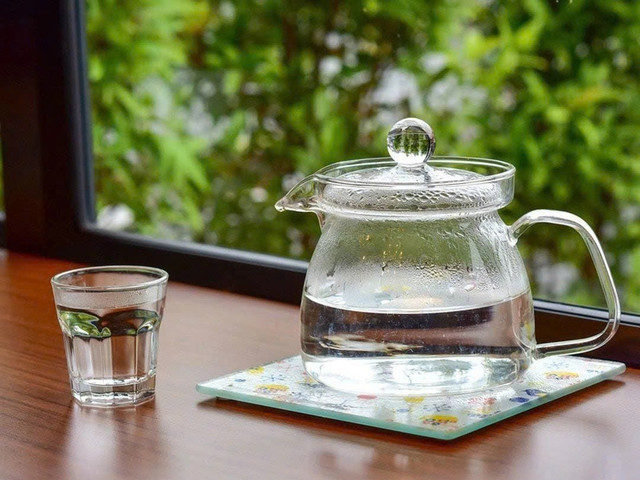 Uống nước ấm làm dịu niêm mạc dạ dày. Ảnh minh hoạ 8a2a6798ab43231d7a52.jpg