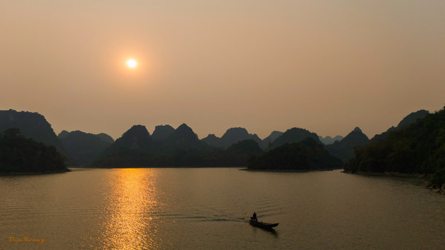 Ngắm hoàng hôn trên hồ Quan Sơn. Ảnh Bảo Quang ho-quan-son.jpg
