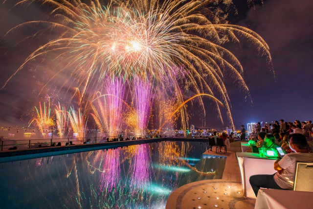 Ngắm pháo hoa từ quán bar tầng thượng Novotel Danang - Ảnh: FB Novotel Danang Premier Han River anh-3.jpg