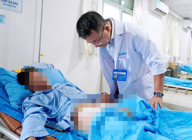 Bác sĩ thăm khám bệnh nhân sau ca phẫu thuật. phauthuat.jpg