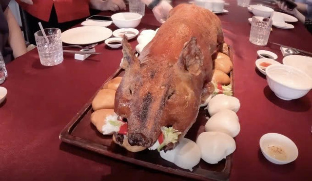 Món heo sữa quay nguyên con Daesung thưởng thức lần hai. Ảnh chụp màn hình e6742bffea005d5e0411.jpg