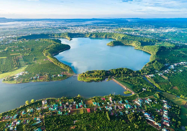 Hồ Pleiku như đôi mắt xanh thẳm giữa đại ngàn, là tuyệt tác thiên nhiên nổi bật của Gia Lai, thu hút du khách bởi vẻ đẹp hoang sơ và thơ mộng bốn mùa. Ảnh MIA ho-tnung.jpg