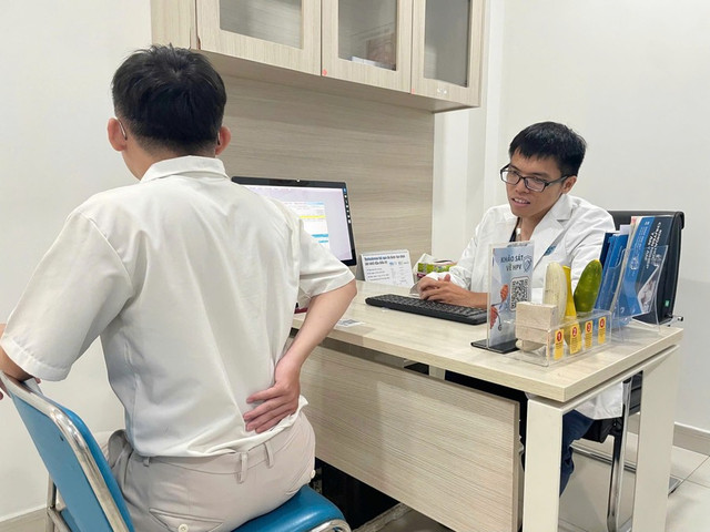 BS đang hỏi thăm tình trạng sức khỏe của bệnh nhân dau-lung-sau-quan-he.jpg