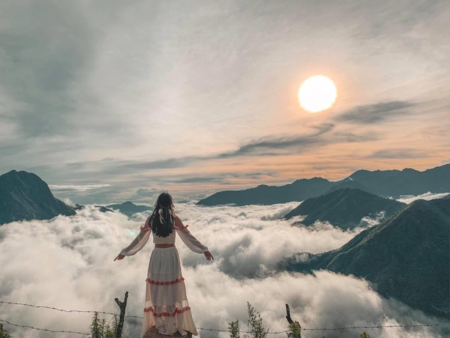 Mây trắng trôi qua những dãy núi xanh thẫm. Ảnh Vinwonders san-maysp.jpg