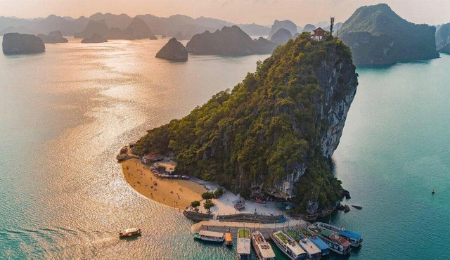 Đảo nghiêng độc đáo ở Hạ Long hút khách tắm biển, leo núi. Ảnh Internet dao-ti-top1.jpg