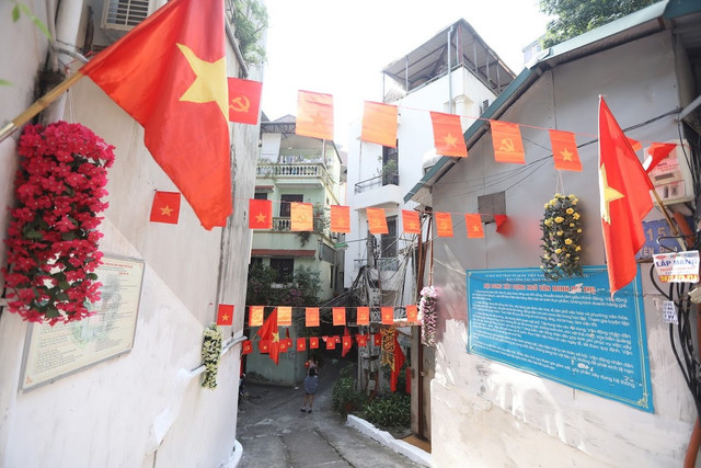 Thong dong trên những con phố rợp cờ đỏ như Phan Đình Phùng, Khâm Thiên, Yên Phụ để ghi lại bộ ảnh check-in rực rỡ. Ảnh Hạ Nhiên yen-phu.jpg