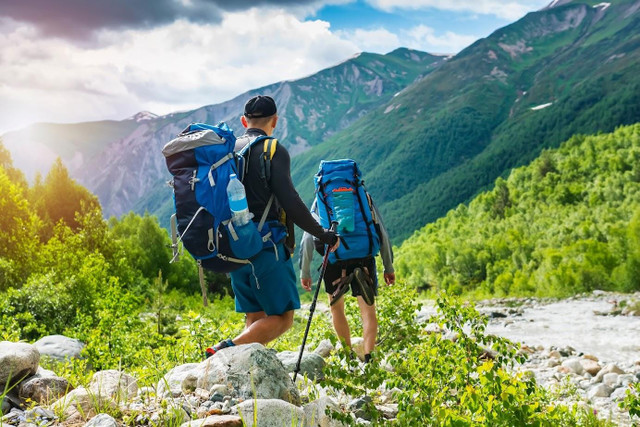 Người tham gia Trekking cần rèn luyện sức bền và bản lĩnh vượt qua những khó khăn, rủi ro trong hành trình chinh phục thiên nhiên. Ảnh Intrenet teking.jpg