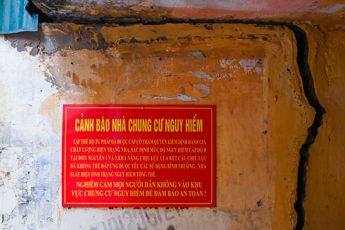 Khu tập thể được dán cảnh báo mức độ nguy hiểm không thể đáp ứng được yêu cầu sử dụng bình thường.