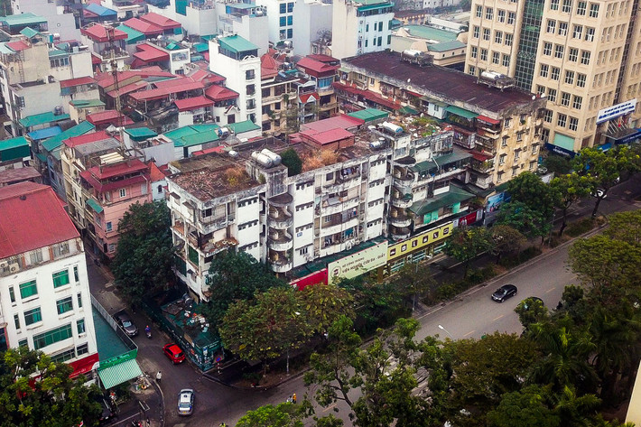 Theo kế hoạch cải tạo chung cư cũ trên địa bàn giai đoạn 2021-2025 do UBND Hà Nội ban hành, thành phố sẽ xây dựng lại 6 khu chung cư nguy hiểm cấp D. Các hộ dân còn ở lại trong các nhà tập thể cũ tại quận Ba Đình, Đống Đa thuộc cấp độ nguy hiểm sẽ được hoàn tất di dời trong quý I.