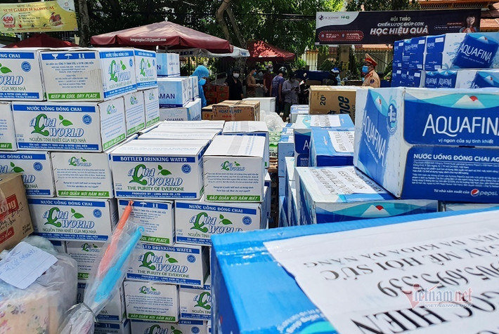 Những món hàng được đưa tới đây nhiều nhất là nước uống, mì gói, sữa, khẩu trang, cho tới những bọc băng vệ sinh, tã bỉm, nước súc miệng, giấy vệ sinh...