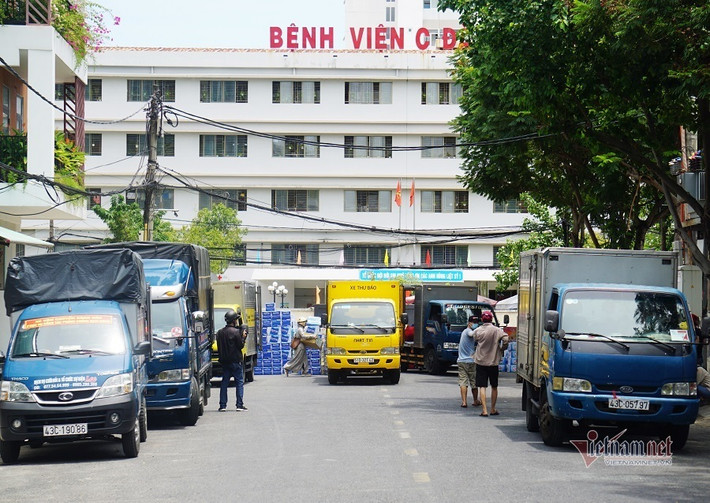 Theo ghi nhận, các chuyến xe dừng trước barie chốt phong tỏa sau đó được nhân viên y tế mặc áo quần bảo hộ trực tiếp đến nhận và đưa đến các bệnh viện.