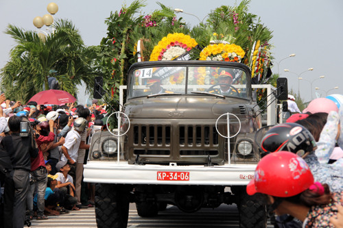 Xe chở vòng hoa