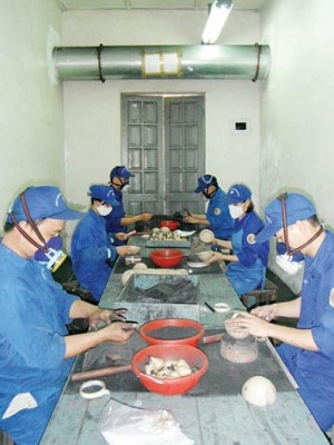 Công nhân đang hoàn thiện mẻ pháo hoa xuất sang Nhật Bản. Ảnh: Tiền Phong