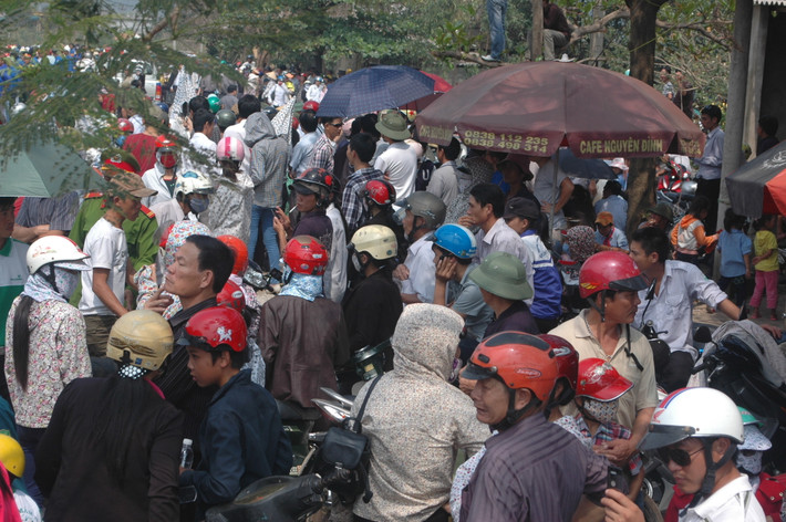 Người dân ken đặc hai bên đường.