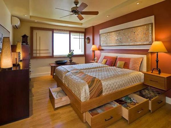 Ngoài ra, việc đặt sách vởi cũ ở đây cũng ảnh hưởng tới đường tài lộc công danh của các thành viên trong nhà. Do sách vở là đường quan lộ thường gắn liền với nhau, khi đặt dưới gầm giường khiến chúng bị dè nén khó lòng phát triển được. (*) Thông tin chỉ mang tính tham khảo