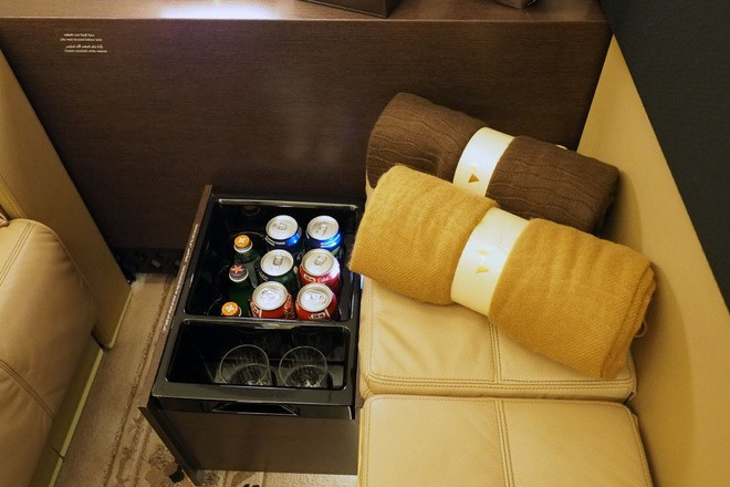 Bên dưới chỗ ngồi của hành khách có quầy mini bar cá nhân. Ảnh: The Points Guy.
