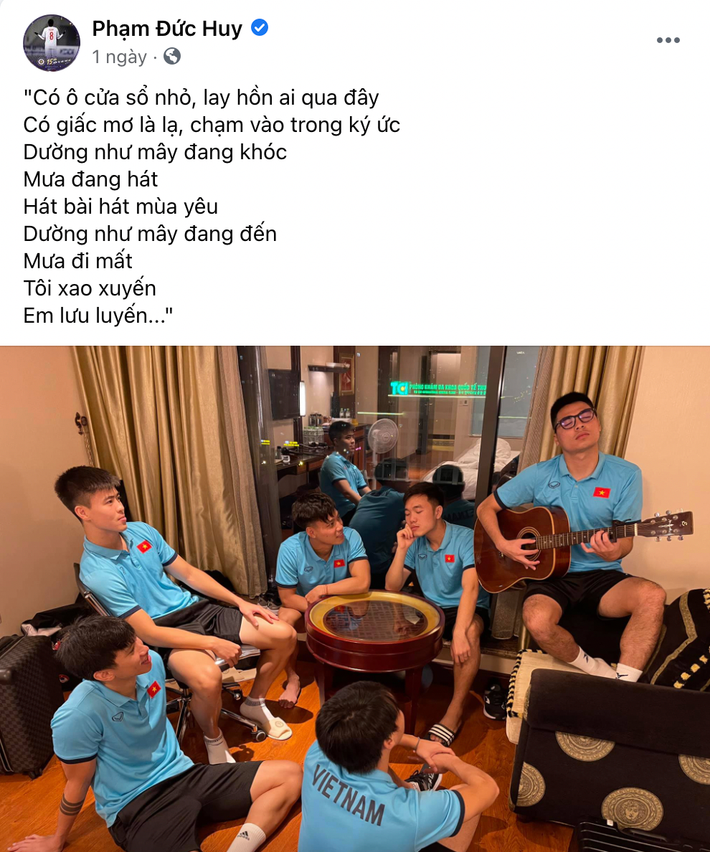 Kết thúc vòng loại thứ hai World Cup 2022 chưa lâu, các tuyển thủ Việt Nam lại tái ngộ để hướng đến mục tiêu mới. Hôm 4/8, Phạm Đức Huy biểu diễn tài đàn hát để xua tan sự mệt mỏi của nhiều đồng đội trong hành trình hội quân tại Hà Nội. Vũ Văn Thanh (thứ hai từ trái qua) kể với Zing rằng anh và các đồng đội ở HAGL phải trải qua hành trình di chuyển rất vất vả từ Pleiku do ảnh hưởng của dịch Covid-19. Ảnh chụp màn hình.
