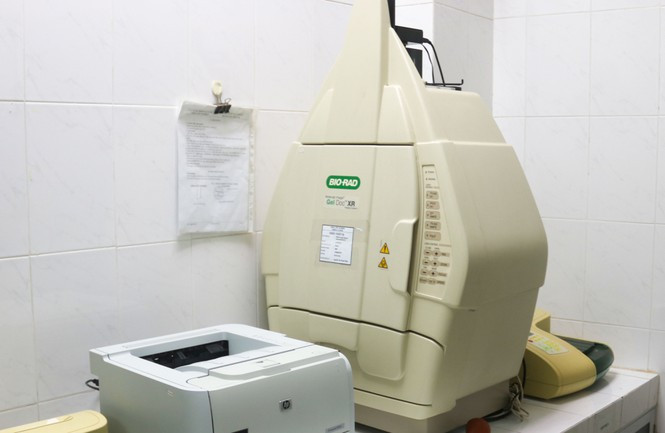 ##s###Một thiết bị phục vụ công tác xét nghiệm đã cũ tại phòng xét nghiệm của CDC TP Đà Nẵng. Lãnh đạo CDC Đà Nẵng cũng chia sẻ thêm, hiện trung tâm có 2 máy Real-time PCR (bao gồm cả máy mua từ năm 2015) hoạt động song song. Thời điểm khi dịch bệnh do SARS-CoV-2 có diễn biến phức tạp, 2 thiết bị này hoạt động 24/24 giờ với khả năng phân tích 300-400 mẫu bệnh phẩm.