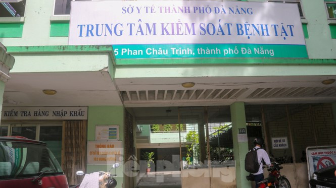 ##s###Một trong những nguyên nhân CDC Đà Nẵng chỉ đề xuất mua máy nhân ghen, đọc kết quả tự động trong hệ thống xét nghiệm Real-time PCR, là do hiện nay cơ sở vật chất của trung tâm chưa đảm bảo, xuống cấp, chưa sửa chữa, di dời. Việc mua sắm đầy đủ hệ thống đòi hỏi phải có hệ thống phòng áp lực âm.