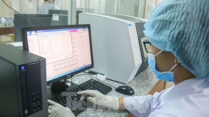##s###Dù không có máy chia mẫu tự động và tách chiết ADN/ARN tự động, CDC Đà Nẵng khẳng định việc thao tác thủ công đảm bảo quy trình và cho kết quả xét nghiệm chính xác. Ảnh: Nguyễn Thành