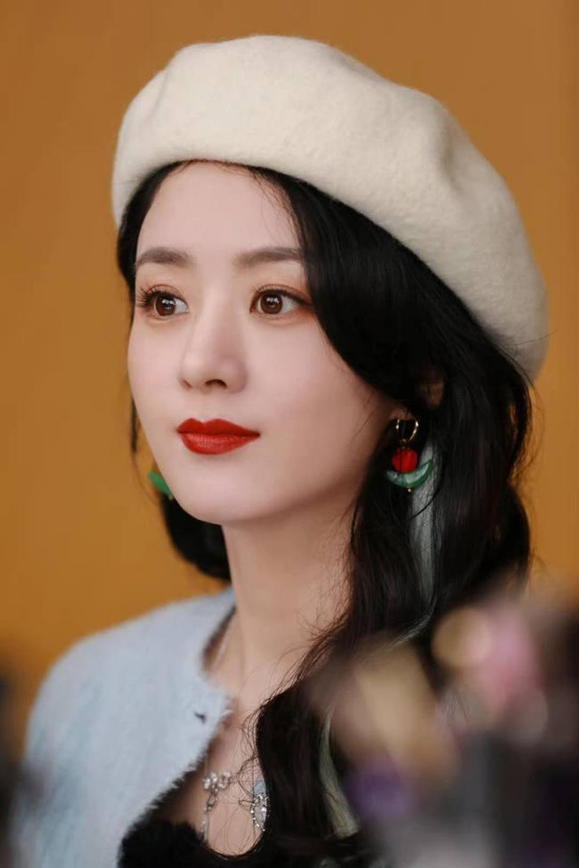 Triệu Lệ Dĩnh bất ngờ bị áp sát trên đường, sợ hãi nép vào người bạn - Hình 7 Trieu Le Dinh bat ngo bi ap sat tren duong, so hai nep vao nguoi ban-Hinh-7