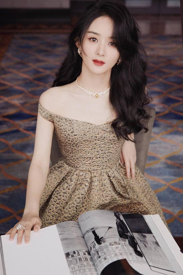Triệu Lệ Dĩnh bất ngờ bị áp sát trên đường, sợ hãi nép vào người bạn - Hình 4 Trieu Le Dinh bat ngo bi ap sat tren duong, so hai nep vao nguoi ban-Hinh-4