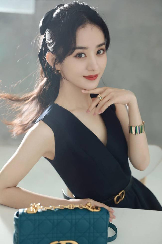Triệu Lệ Dĩnh bất ngờ bị áp sát trên đường, sợ hãi nép vào người bạn - Hình 5 Trieu Le Dinh bat ngo bi ap sat tren duong, so hai nep vao nguoi ban-Hinh-5