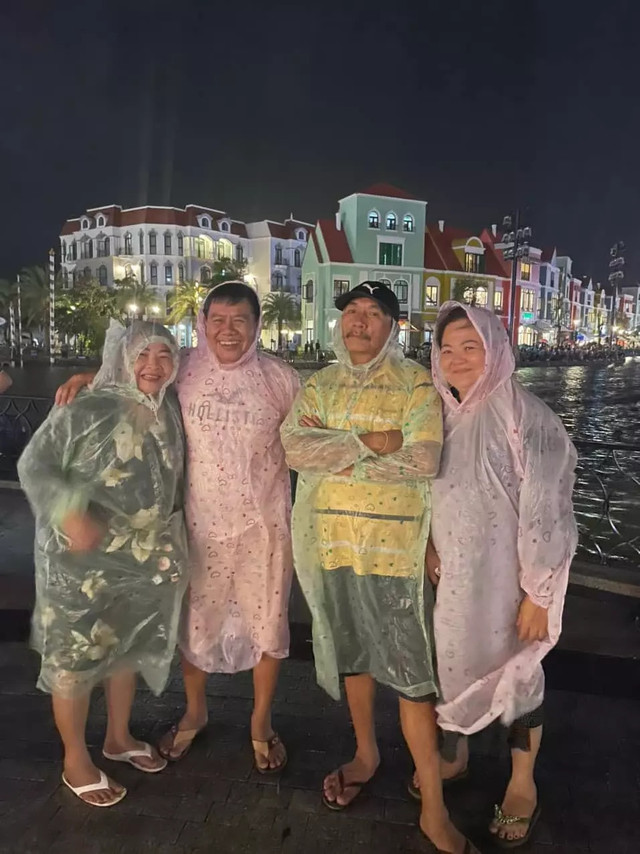 Kẹt ở Phú Quốc, du khách mặc áo mưa check-in từ bãi biển đến công viên - Hình 3 Ket o Phu Quoc, du khach mac ao mua check-in tu bai bien den cong vien-Hinh-3