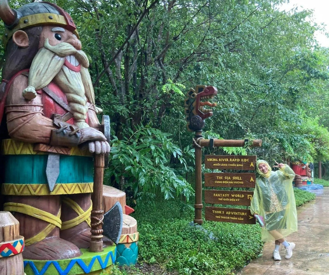 Kẹt ở Phú Quốc, du khách mặc áo mưa check-in từ bãi biển đến công viên - Hình 2 Ket o Phu Quoc, du khach mac ao mua check-in tu bai bien den cong vien-Hinh-2