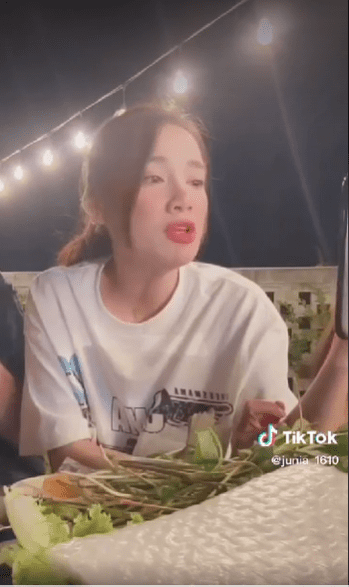 Nhã Phương được khen ngợi về nhan sắc trong livestream mới đây - Hình 2 Nha Phuong duoc khen ngoi ve nhan sac trong livestream moi day-Hinh-2