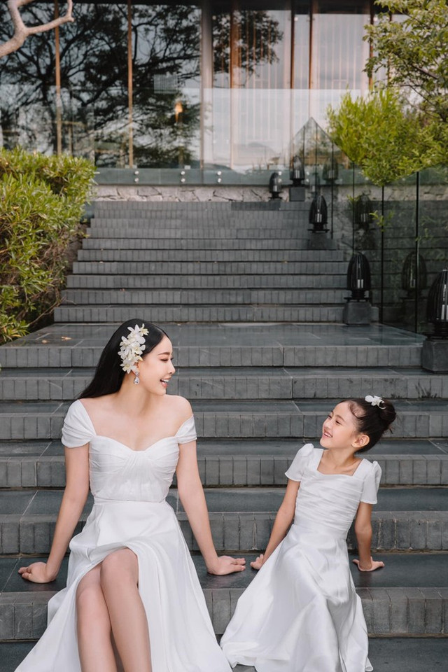 Bộ ảnh gia đình Hoa hậu Hà Kiều Anh nhân dịp kỷ niệm 15 năm hôn nhân - Hình 5 Bo anh gia dinh Hoa hau Ha Kieu Anh nhan dip ky niem 15 nam hon nhan-Hinh-5