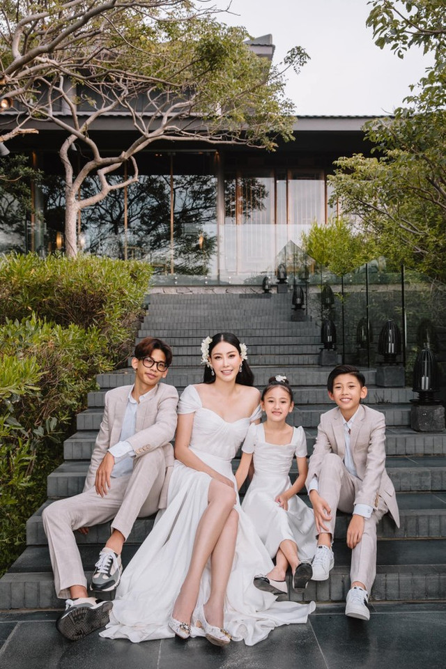 Bộ ảnh gia đình Hoa hậu Hà Kiều Anh nhân dịp kỷ niệm 15 năm hôn nhân - Hình 4 Bo anh gia dinh Hoa hau Ha Kieu Anh nhan dip ky niem 15 nam hon nhan-Hinh-4