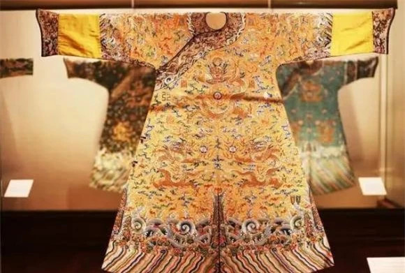 Long bào trong mộ hé lộ cuộc đời công chúa được Khang Hy sủng ái - Hình 8 Long bao trong mo he lo cuoc doi cong chua duoc Khang Hy sung ai-Hinh-8