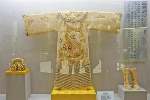 Long bào trong mộ hé lộ cuộc đời công chúa được Khang Hy sủng ái - Hình 11 Long bao trong mo he lo cuoc doi cong chua duoc Khang Hy sung ai-Hinh-11