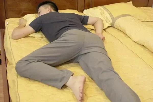 Vì sao không nên lấy "Trai nằm sấp, gái thở dài"? Vi sao khong nen lay