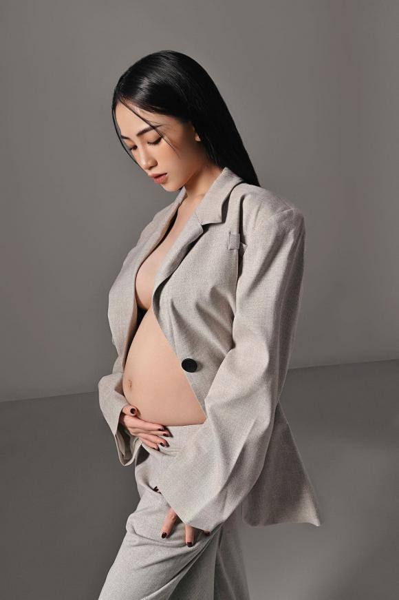 Bụng bầu 'vượt mặt' nhưng con gái Minh Nhựa vẫn chụp hàng chục bộ hình - Hình 7 Bung bau 'vuot mat' nhung con gai Minh Nhua van chup hang chuc bo hinh-Hinh-7