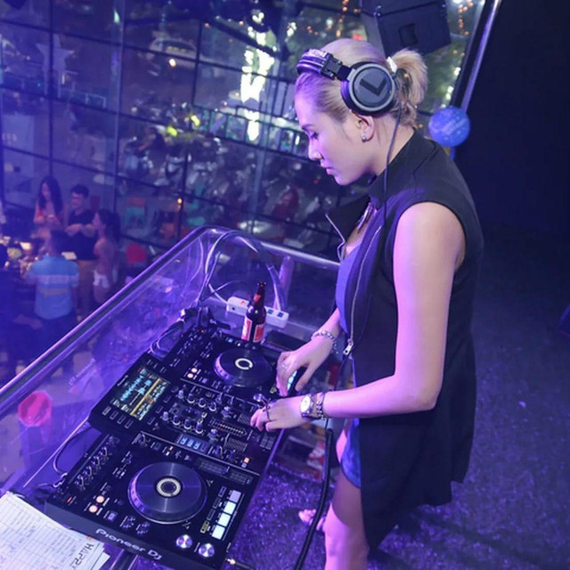 Á hậu Thảo Nhi Lê làm DJ cực bốc, 'nhận vía' Võ Hoàng Yến? - Hình 14 A hau Thao Nhi Le lam DJ cuc boc, 'nhan via' Vo Hoang Yen?-Hinh-14