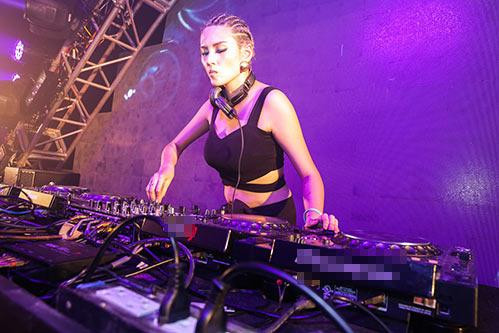 Á hậu Thảo Nhi Lê làm DJ cực bốc, 'nhận vía' Võ Hoàng Yến? - Hình 8 A hau Thao Nhi Le lam DJ cuc boc, 'nhan via' Vo Hoang Yen?-Hinh-8