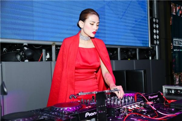 Á hậu Thảo Nhi Lê làm DJ cực bốc, 'nhận vía' Võ Hoàng Yến? - Hình 10 A hau Thao Nhi Le lam DJ cuc boc, 'nhan via' Vo Hoang Yen?-Hinh-10